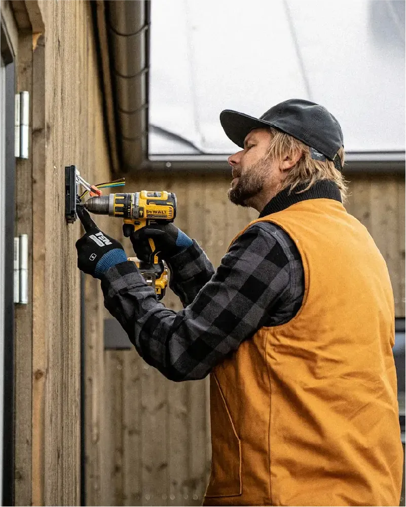 Utforska vårt breda utbud av elservice och byggtjänster i Stockholm. Vi hjälper privatpersoner, företag och BRF med elinstallation, renovering, snickeri m.m